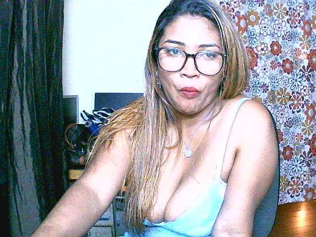 Fotografije butterfly007 hello guys ,lets play too hot,any flash 20tkn,twerk panty off 35tkn,naked 50tkn .squirt 100tkn,come to privat show for funny