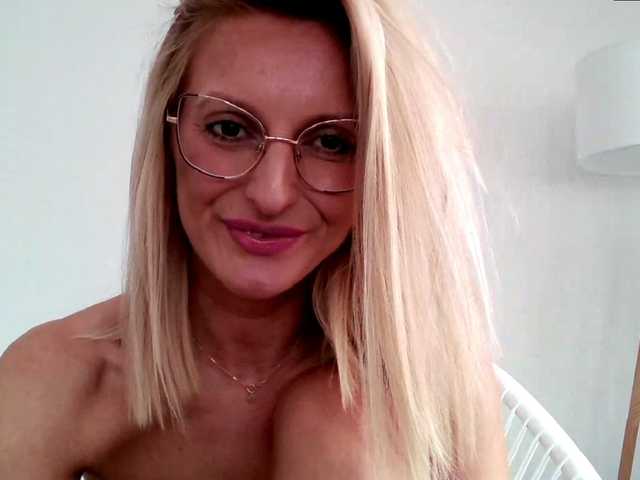 Fotografije RachellaFox Sexy blondie - glasses - dildo shows - great natural body,) For 500 i show you my naked body @remain
